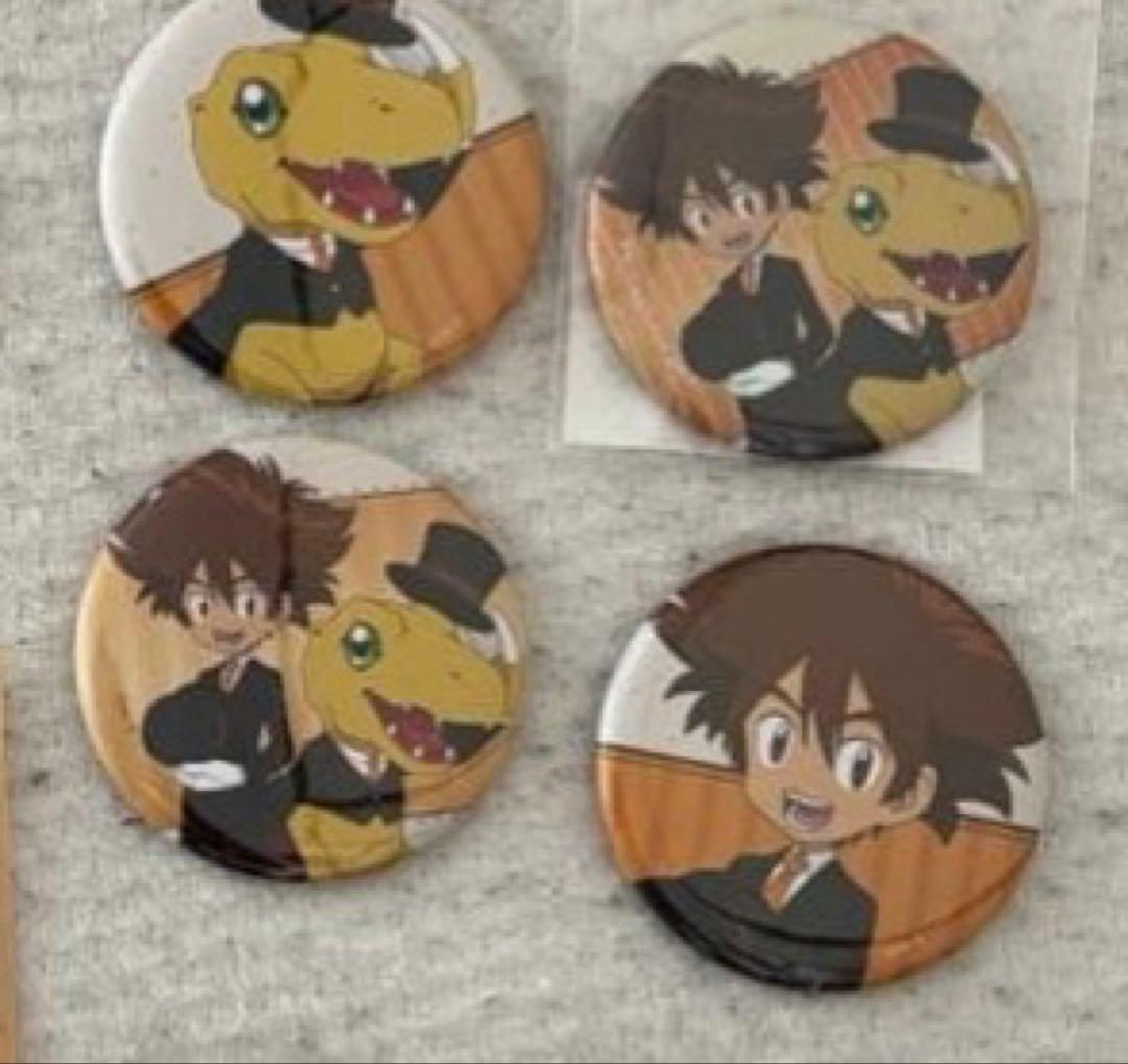 デジモン メイド＆執事 マルイ 八神太一＆アグモン 缶バッジ4種 - メルカリ