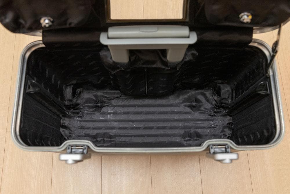 リモワ パイロット トロリー2輪 29L機内持込できます カナダ製