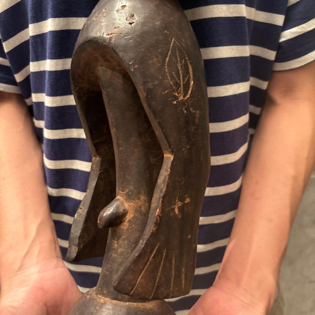 ナイジェリアアンティーク 鳥がモチーフになった芸術的な特大の木彫り