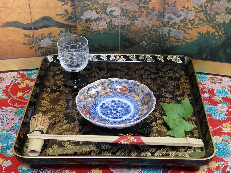 大聖寺伊万里 金襴手 菊花四方襷紋に牡丹の図 4寸皿2枚 E359 AS-CWo