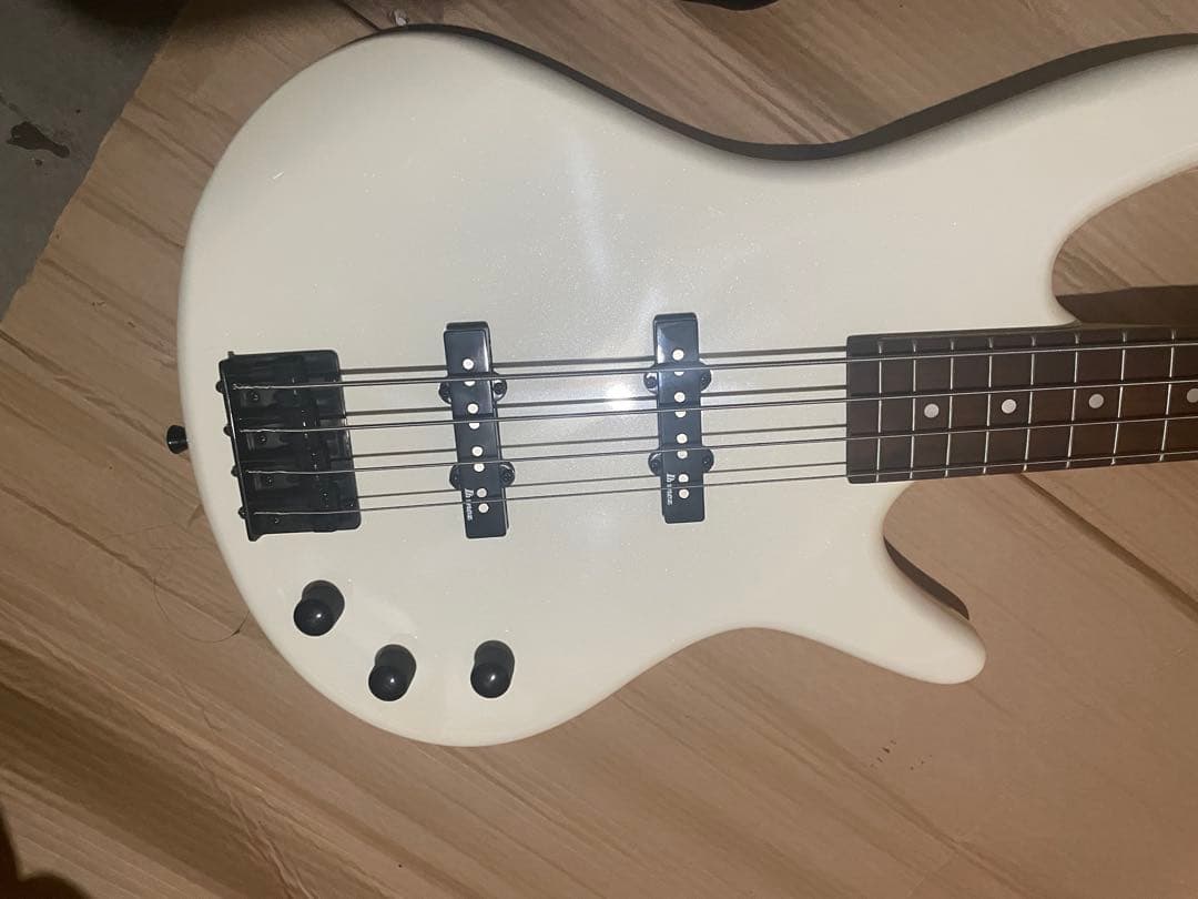 6番Ibanez GIO ホワイトエレキベース - ギター通販