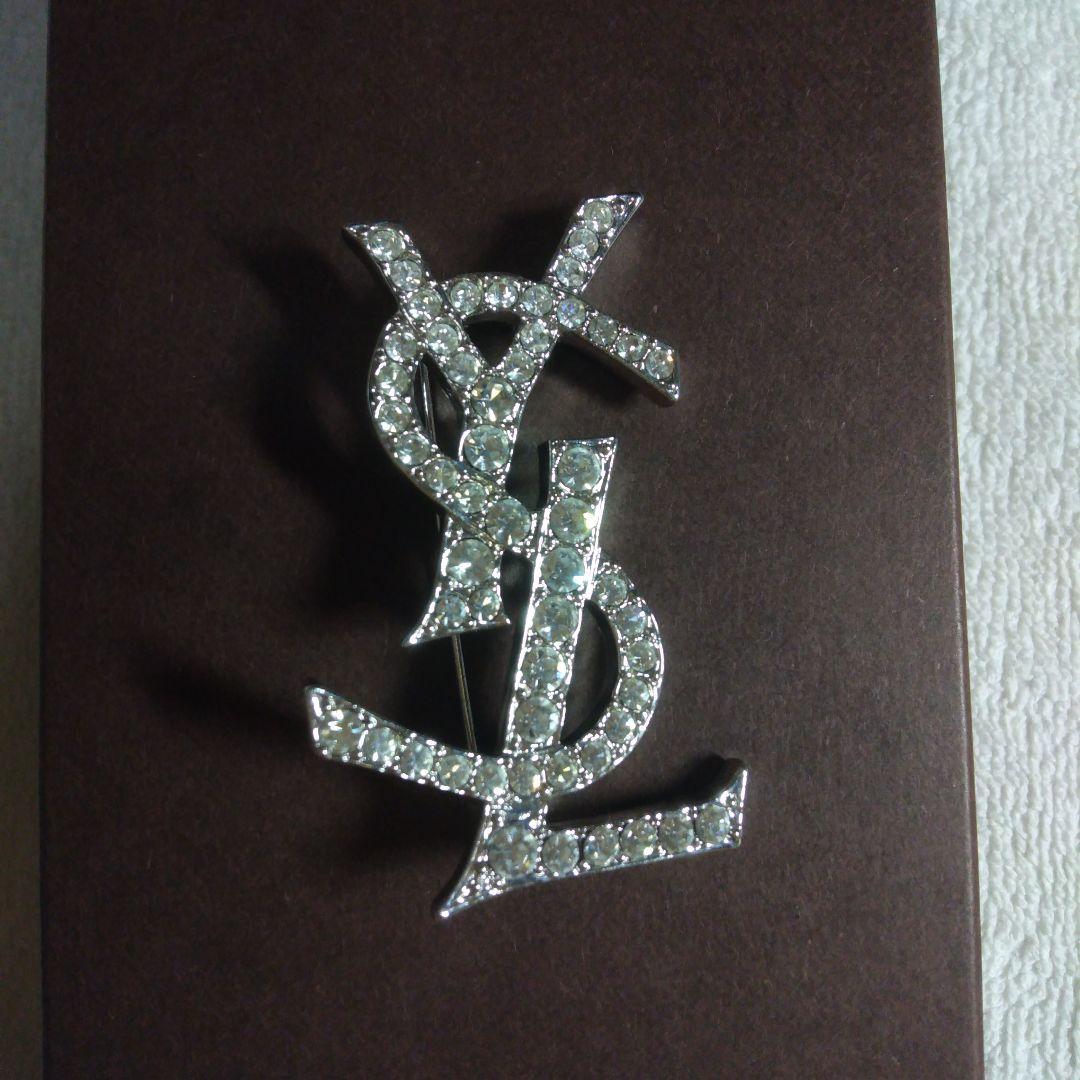 イブサンローラン ロゴ ブローチ