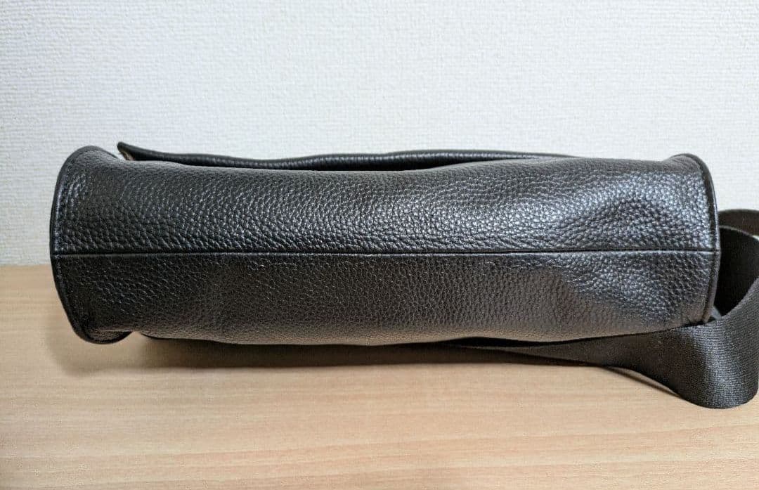 イアパピヨネ ワイドテープショルダーバッグ ブラック ストーン レザー