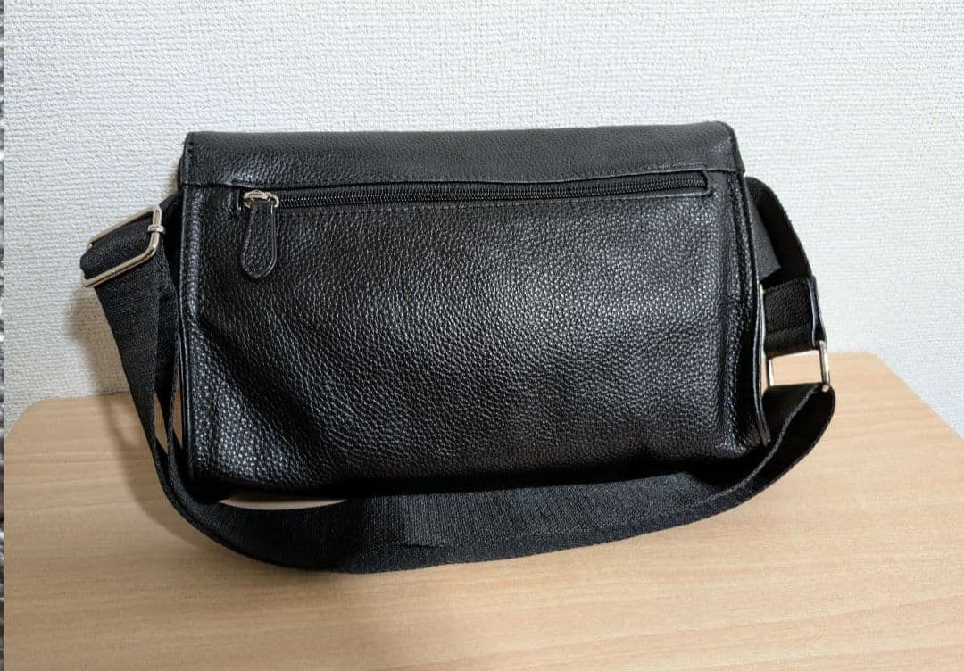 イアパピヨネ ワイドテープショルダーバッグ ブラック ストーン レザー