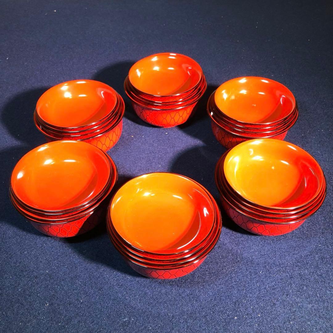 Laszlo Kutasの「犬と戯れる女性像」