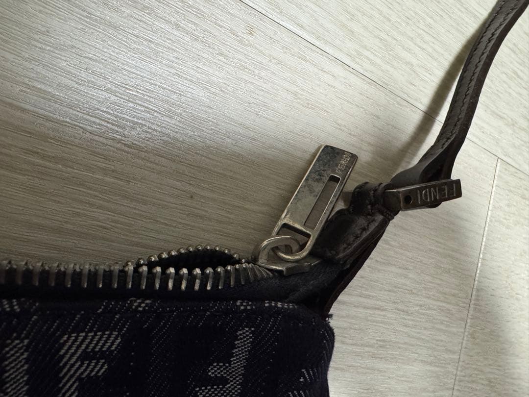 フェンディ　ショルダーバッグ ズッキーノ ズッカ柄　光沢　デニム風　青