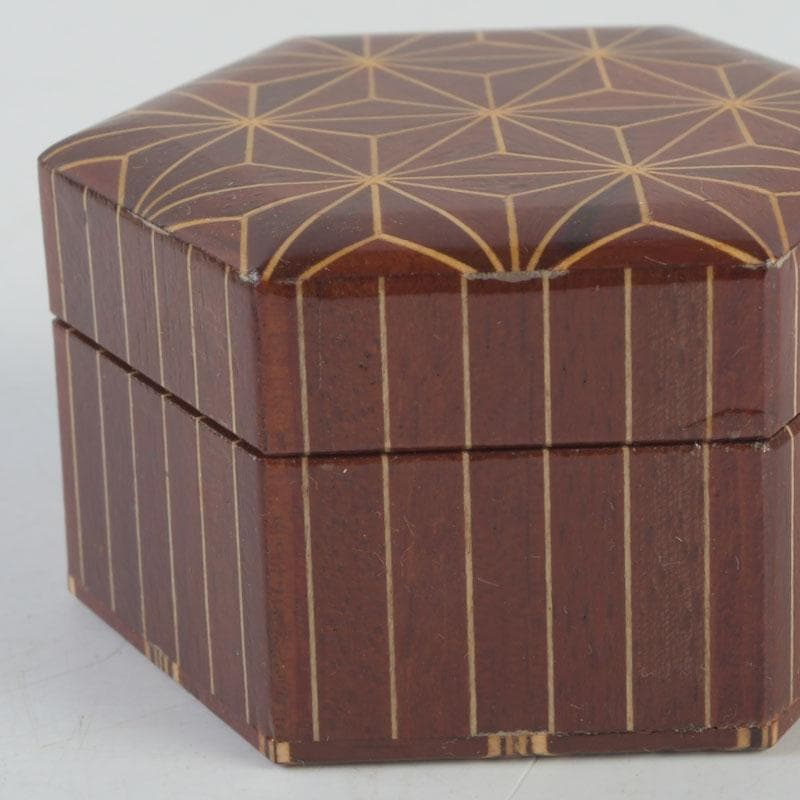 茶道具 鷹の巣 箱根寄木細工 六角香合 箱付 V 9703