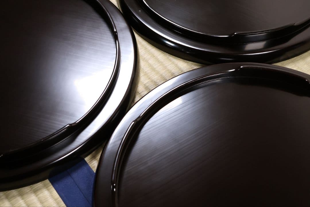 輪島塗 本堅地 黒塗 縁青漆 足付 丸膳 37.8cm 三客 木製【CM384