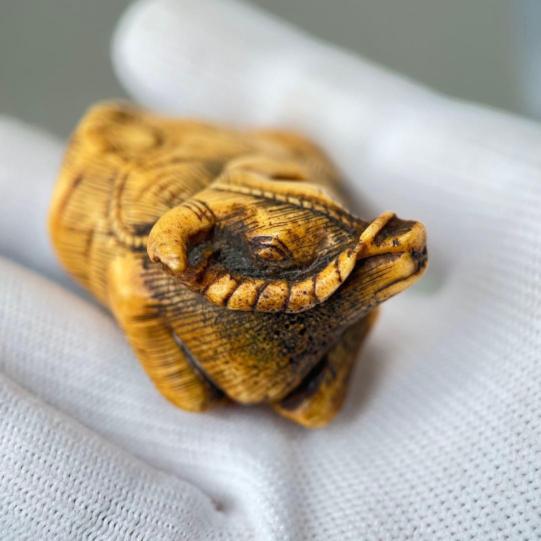 牛の彫刻 小型 彫刻極上根付天然素材アンティーク骨董飾り物古美術置物細密