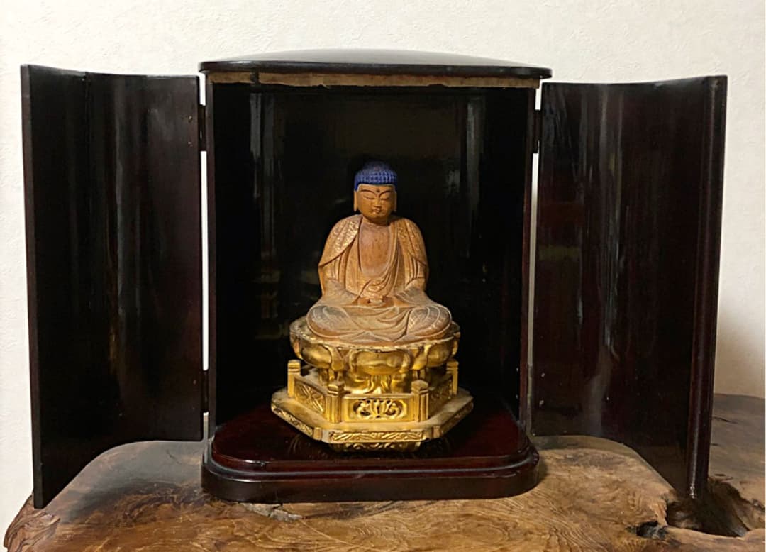 仏教美術 木製 厨子入り 金彩 彩色 如来像 仏像 厨子に修復痕あり