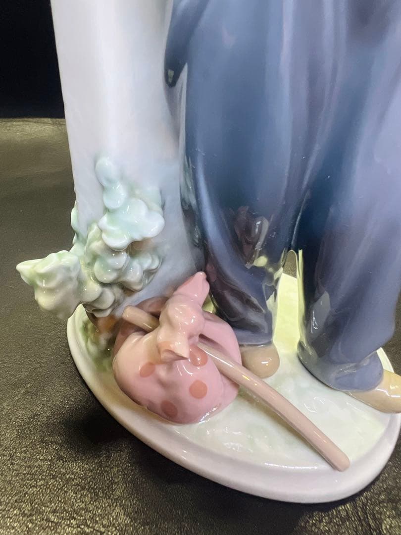 少年の陶器フィギュア