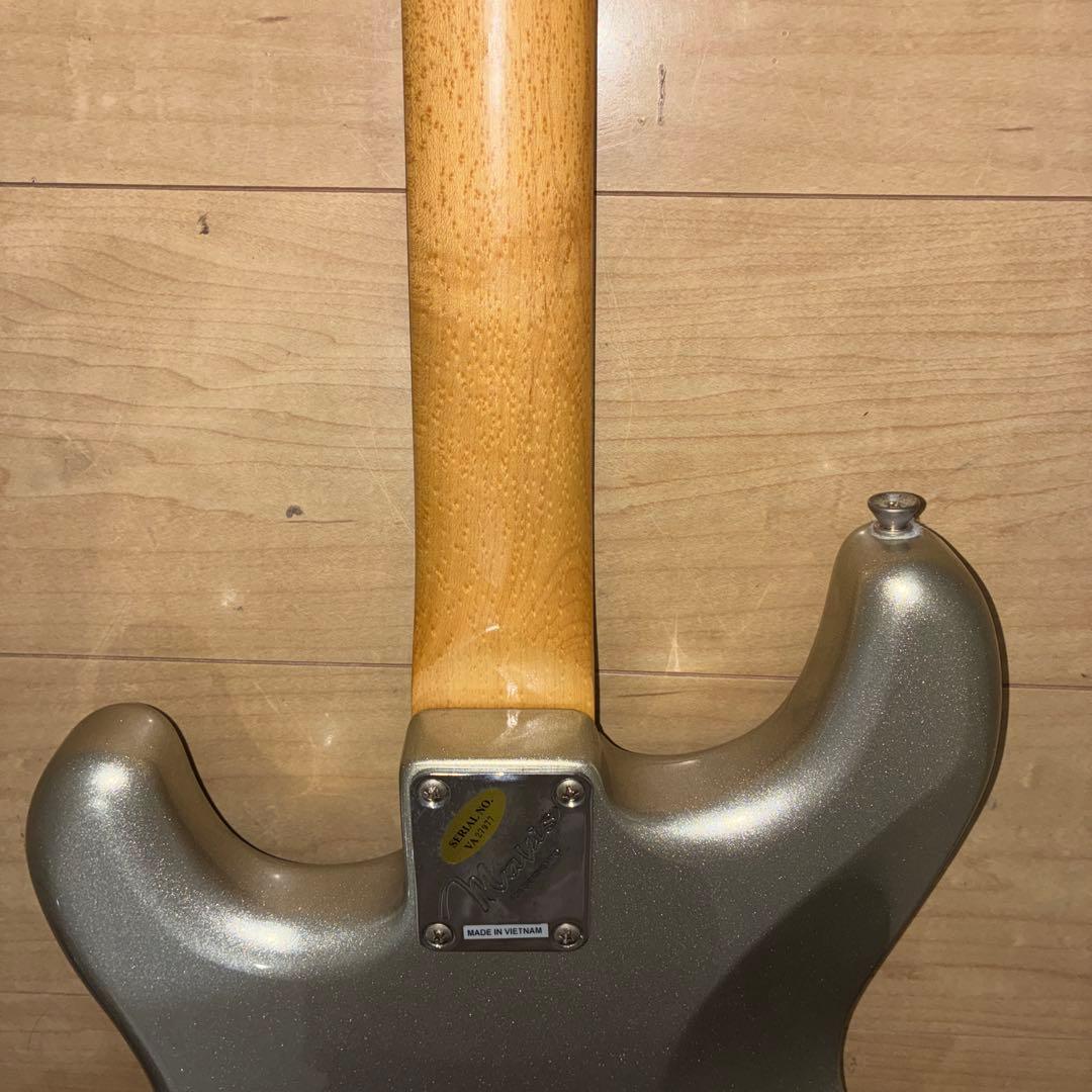 シルバーラメ Mavis ストラトキャスタータイプ 弦高調整済み です