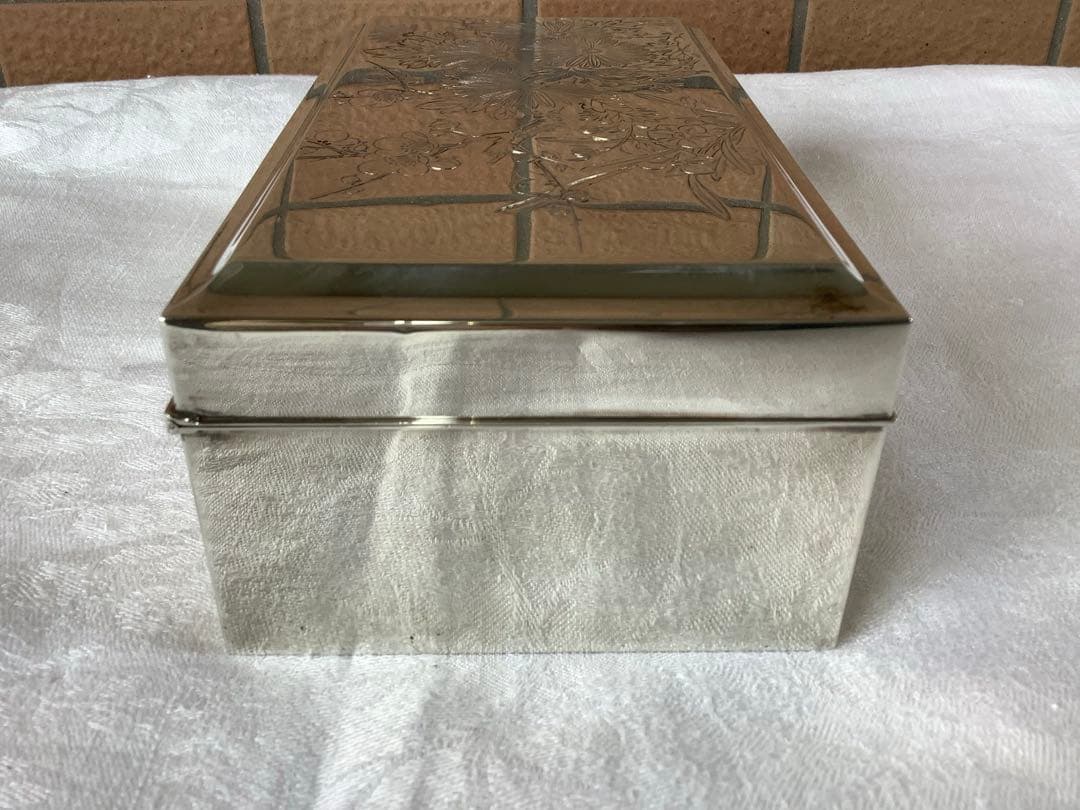 銀製 宝石箱 silver950 鍵付 草花紋様手彫り装飾 作家銘有 骨董品
