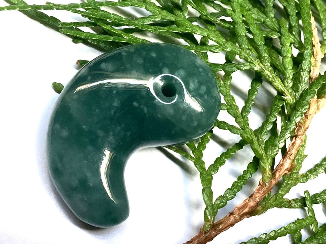 ✳premiumシリーズ幸運の糸魚川翡翠翡翠 美麗 勾玉 再結晶線入り御守り