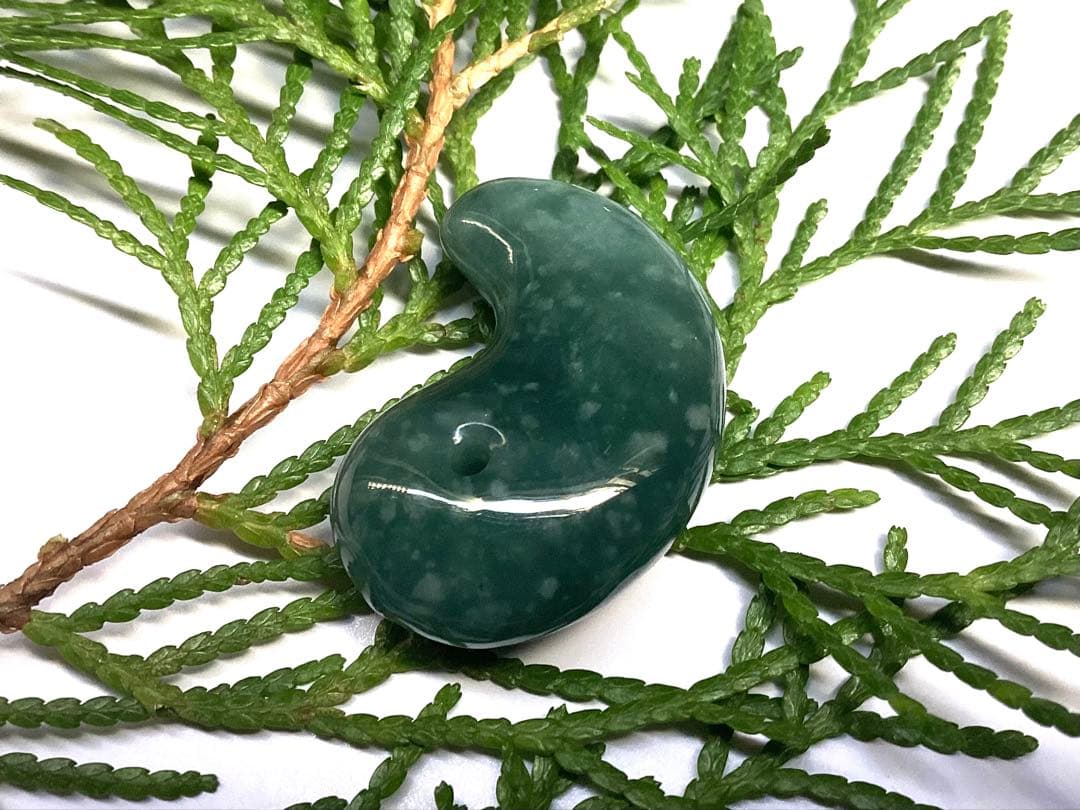 ✳premiumシリーズ幸運の糸魚川翡翠翡翠 美麗 勾玉 再結晶線入り御守り