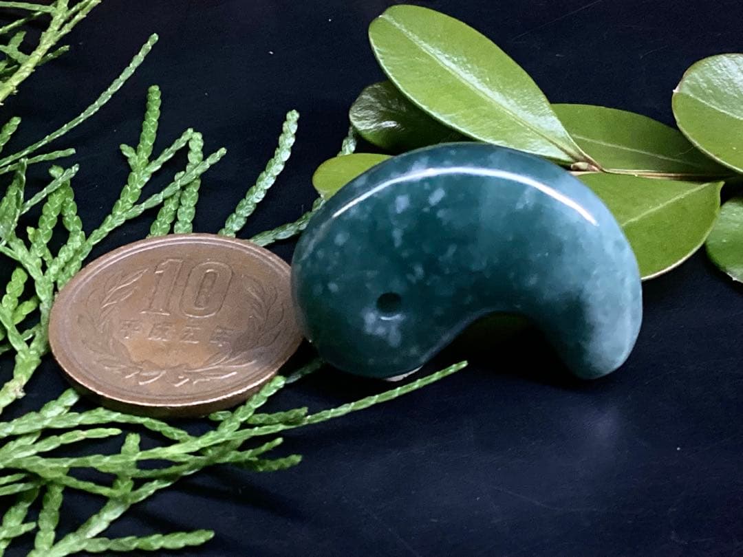 ✳premiumシリーズ幸運の糸魚川翡翠翡翠 美麗 勾玉 再結晶線入り御守り