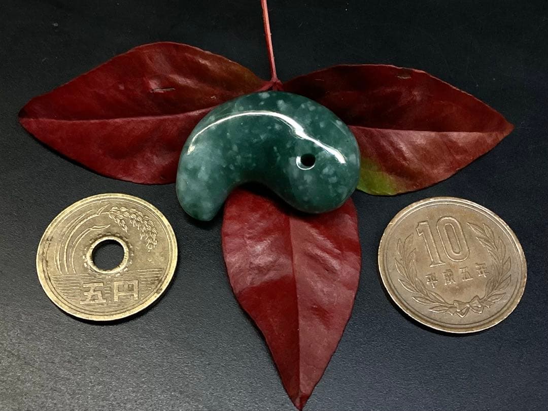 ✳premiumシリーズ幸運の糸魚川翡翠翡翠 美麗 勾玉 再結晶線入り御守り