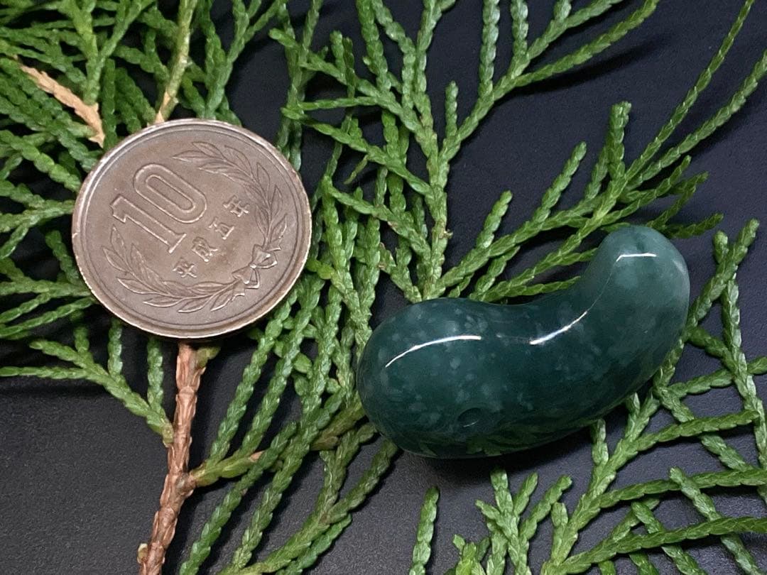 ✳premiumシリーズ幸運の糸魚川翡翠翡翠 美麗 勾玉 再結晶線入り御守り