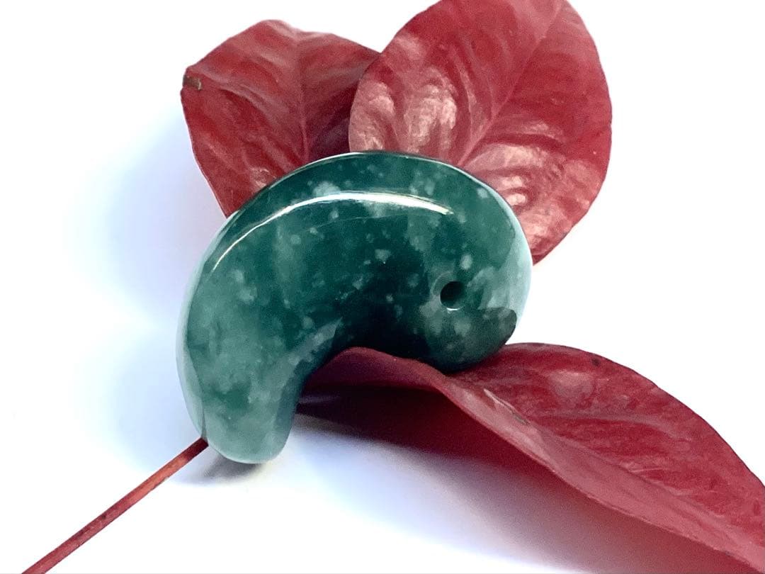 ✳premiumシリーズ幸運の糸魚川翡翠翡翠 美麗 勾玉 再結晶線入り御守り