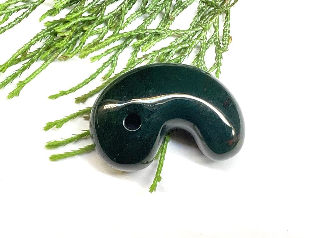✳濃厚青緑の【碧玉】特大38.7mm勾玉 希少原石の花仙山瑪瑙 高額材料