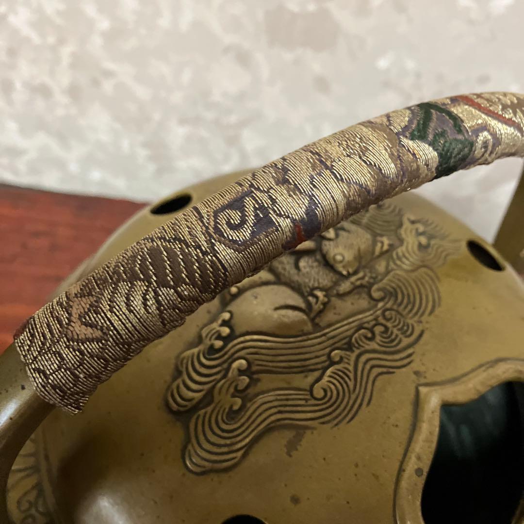 アンティークな黄銅製持ち手付き手焙り（波兎や雷紋などの装飾金工）