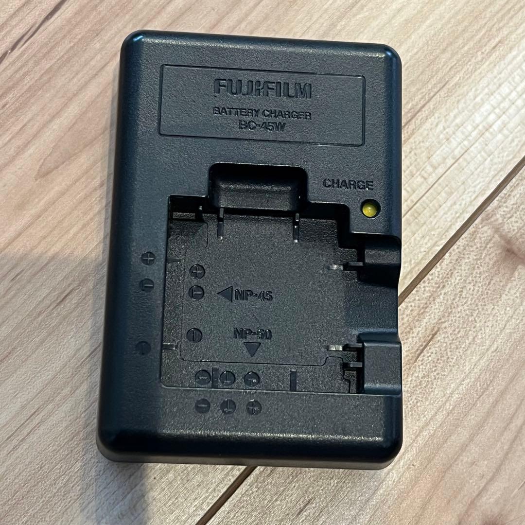 《送料込》FUJIFILM FinePix F80EXR デジカメ　充電器付