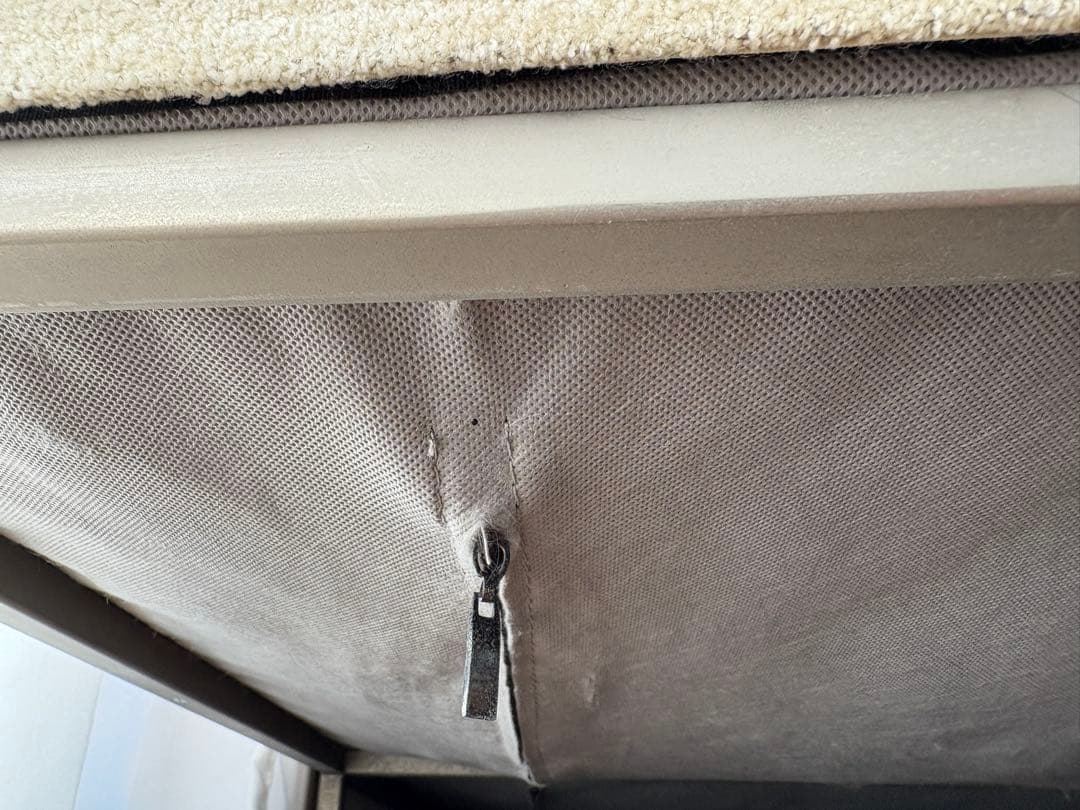 ソファ(写真左)［Bo Concept/ The Conran Shop］