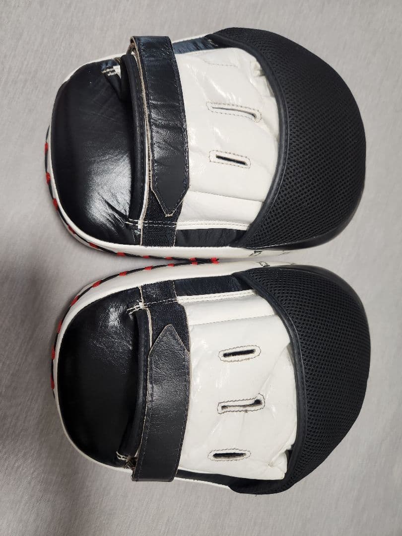 Fairtex キックミット 黒/白