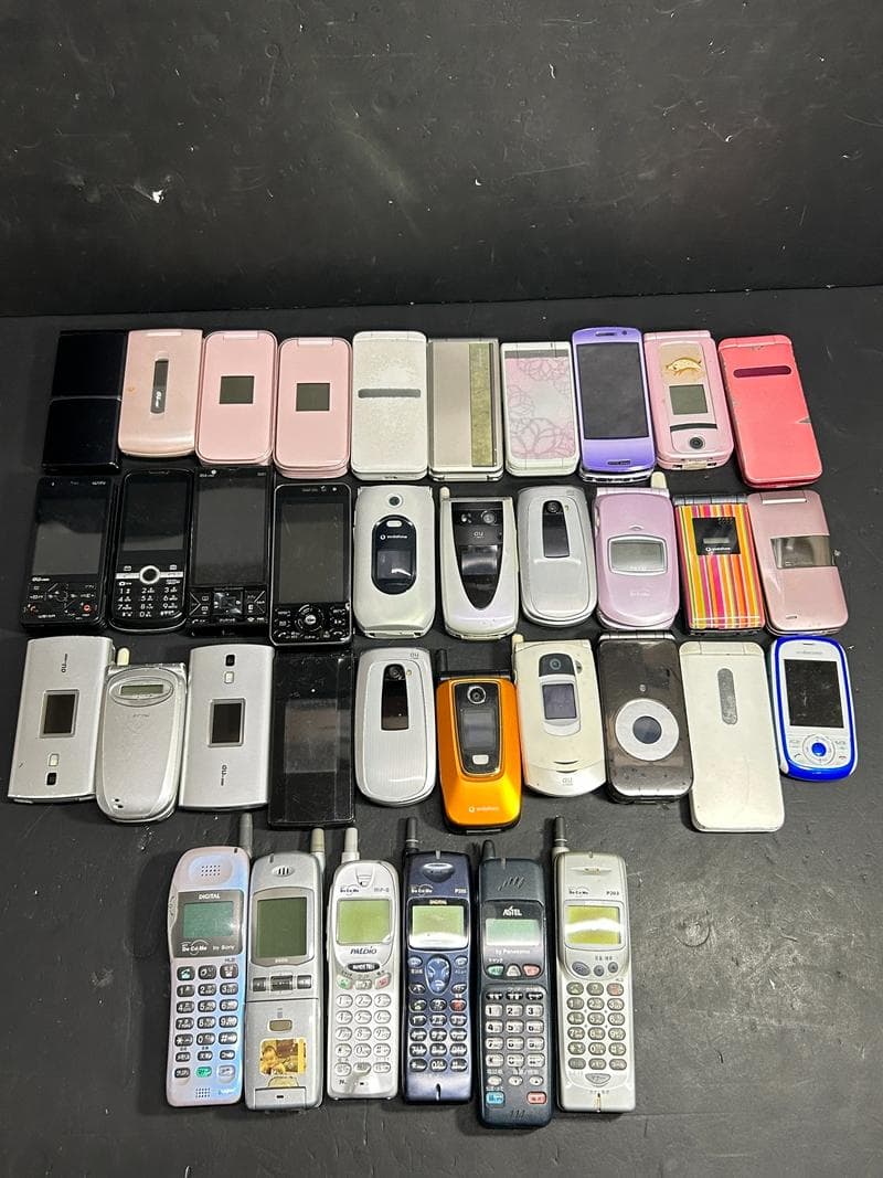 大量 携帯電話 ガラケー docomo/au 他 35台 ジャンク 部品取り