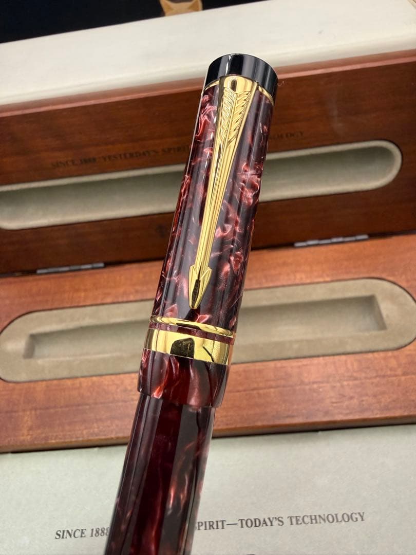 PARKER ローラーボール DUOFOLD インターナショナル レッドマーブル