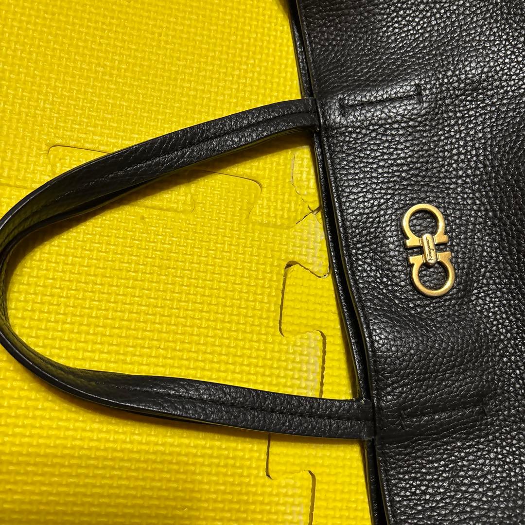 フェラガモ　ブラックレザーハンドバッグ