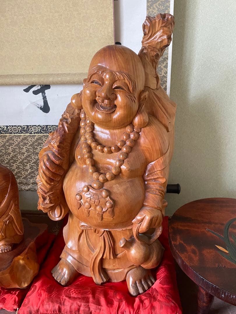 美品 骨董品 高級木彫り 大黒様 木製の笑顔の仏像セット 木彫り 赤い座布団