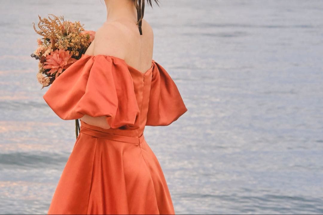 テラコッタドレス　オフショルダー　サテンドレス