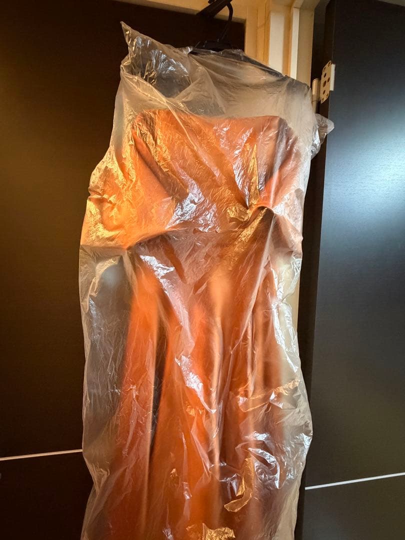 テラコッタドレス　オフショルダー　サテンドレス