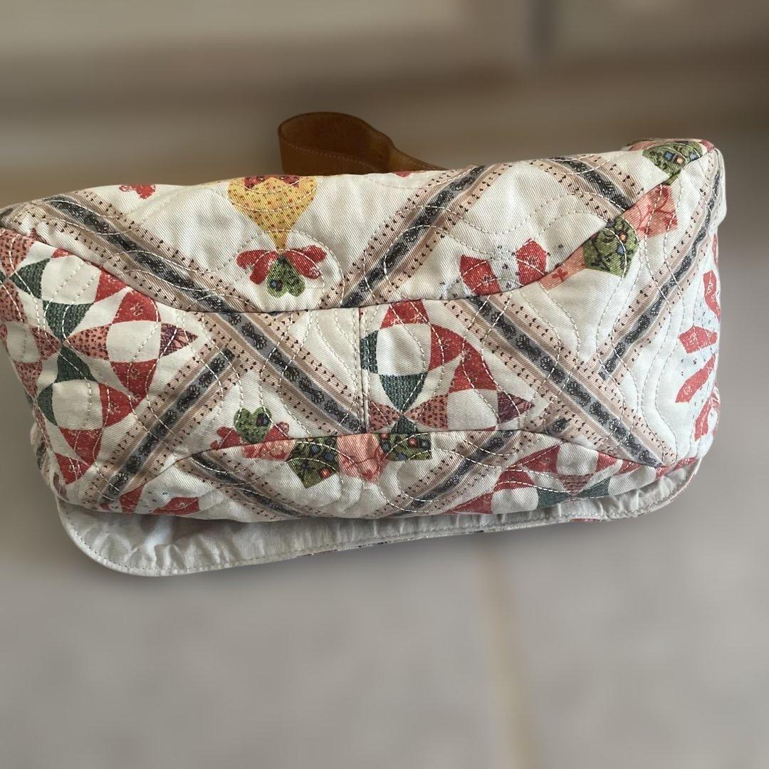 ヴィヴィアン　花柄キルティングショルダーバッグ