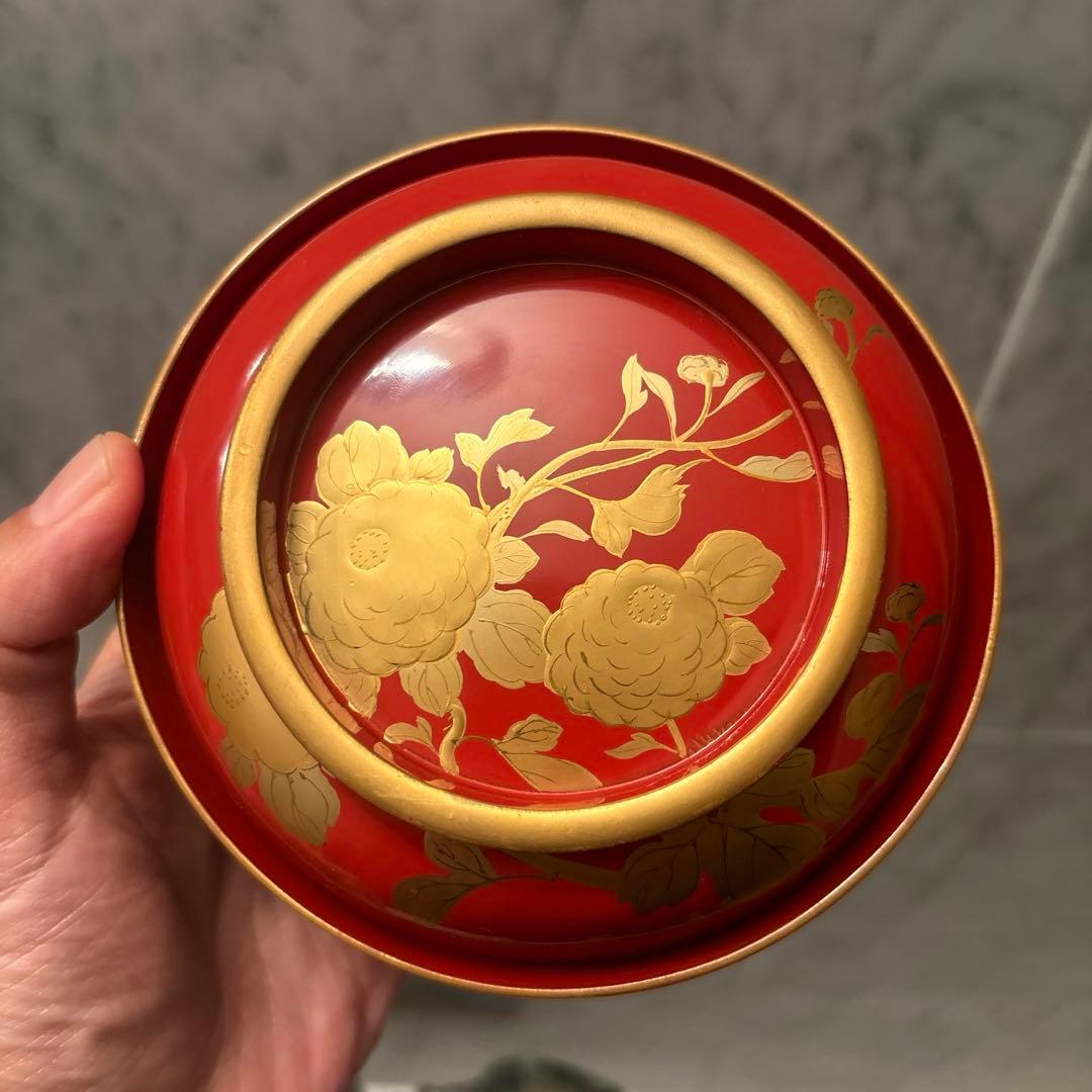 金彩がふんだんに使われたお花と蝶々が芸術的で絢爛豪華な