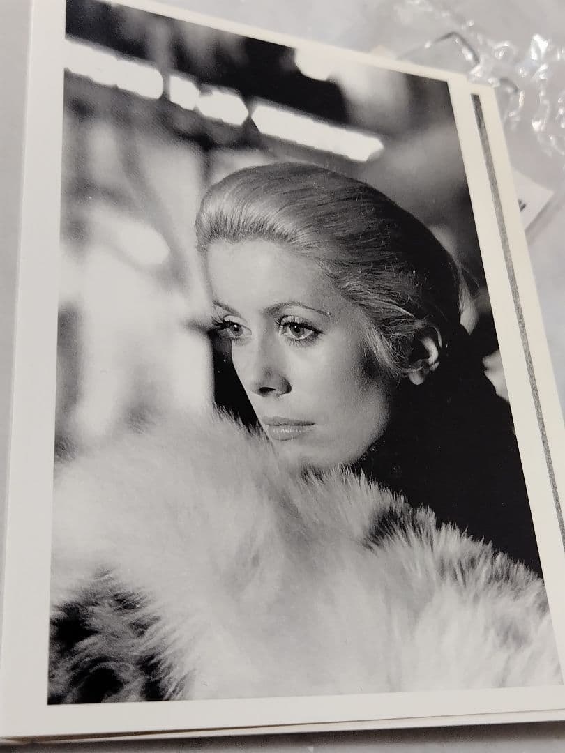 マリリン・モンロー メダルとポストカードセット - メルカリ