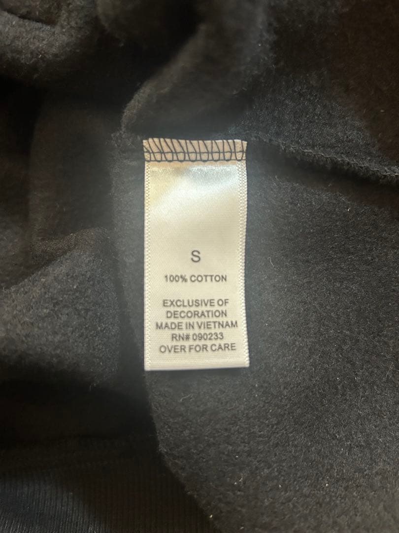 ESSENTIALS フード付きパーカー ブラック 人気ロゴ 反射フォント裏起毛