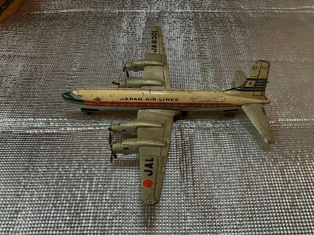 日本航空旅客機DC-7C プロペラ旅客機。【後輪タイヤ欠品、胴体翼分離可能と錆】