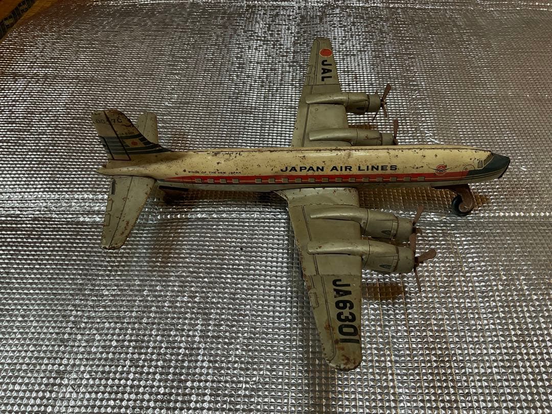 日本航空旅客機DC-7C プロペラ旅客機。【後輪タイヤ欠品、胴体翼分離可能と錆】