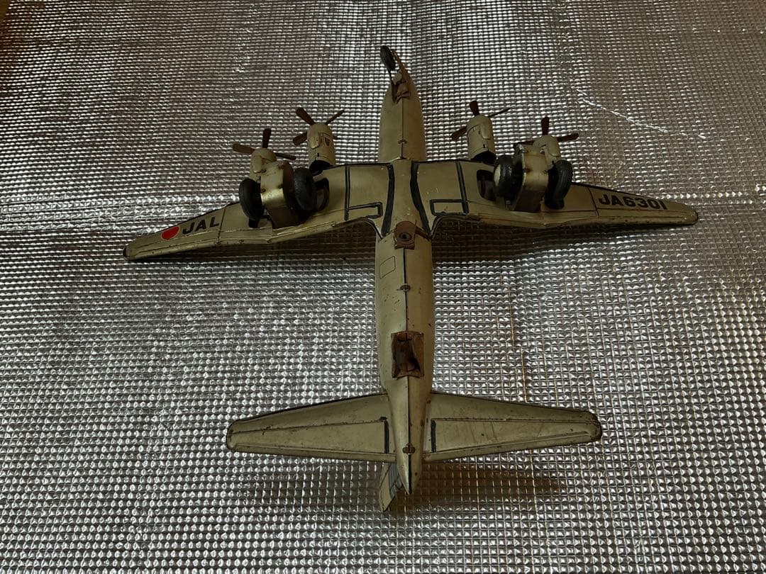 日本航空旅客機DC-7C プロペラ旅客機。【後輪タイヤ欠品、胴体翼分離可能と錆】