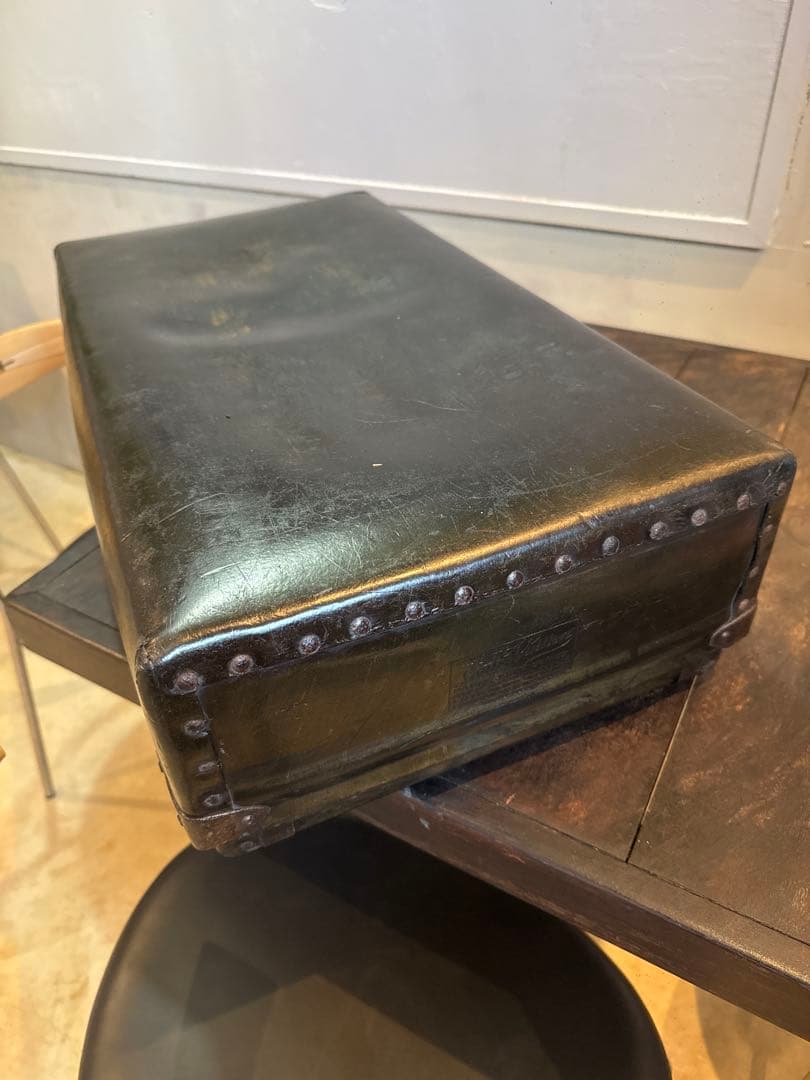 家具 LOUIS VUITTON Vintage box Antique Trunk in Woven Canvas from Louis Vuitton, 1900 for sale at