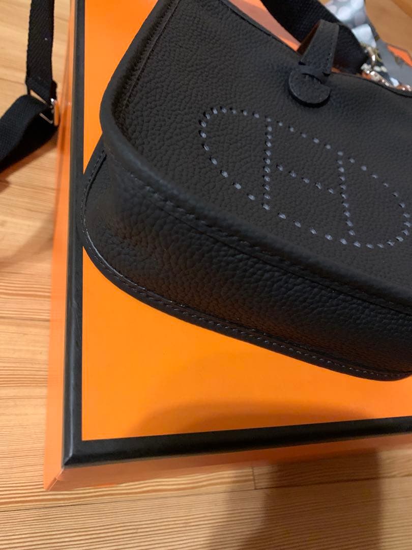 Hパンチング ショルダーバッグ Hロゴ ストラップ 高級革 ブラック