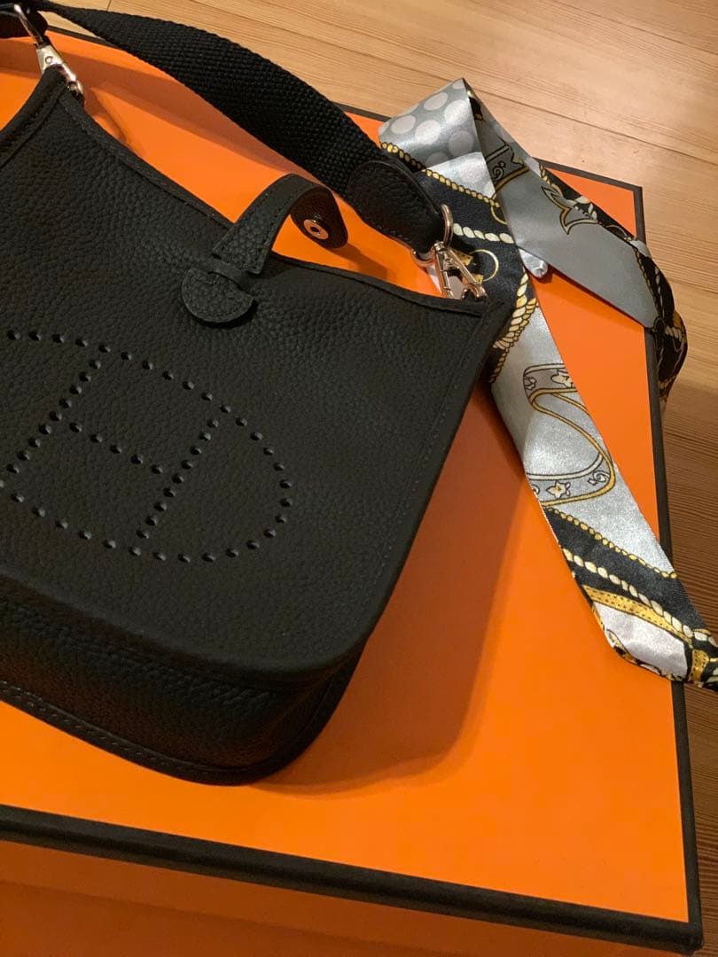 Hパンチング ショルダーバッグ Hロゴ ストラップ 高級革 ブラック