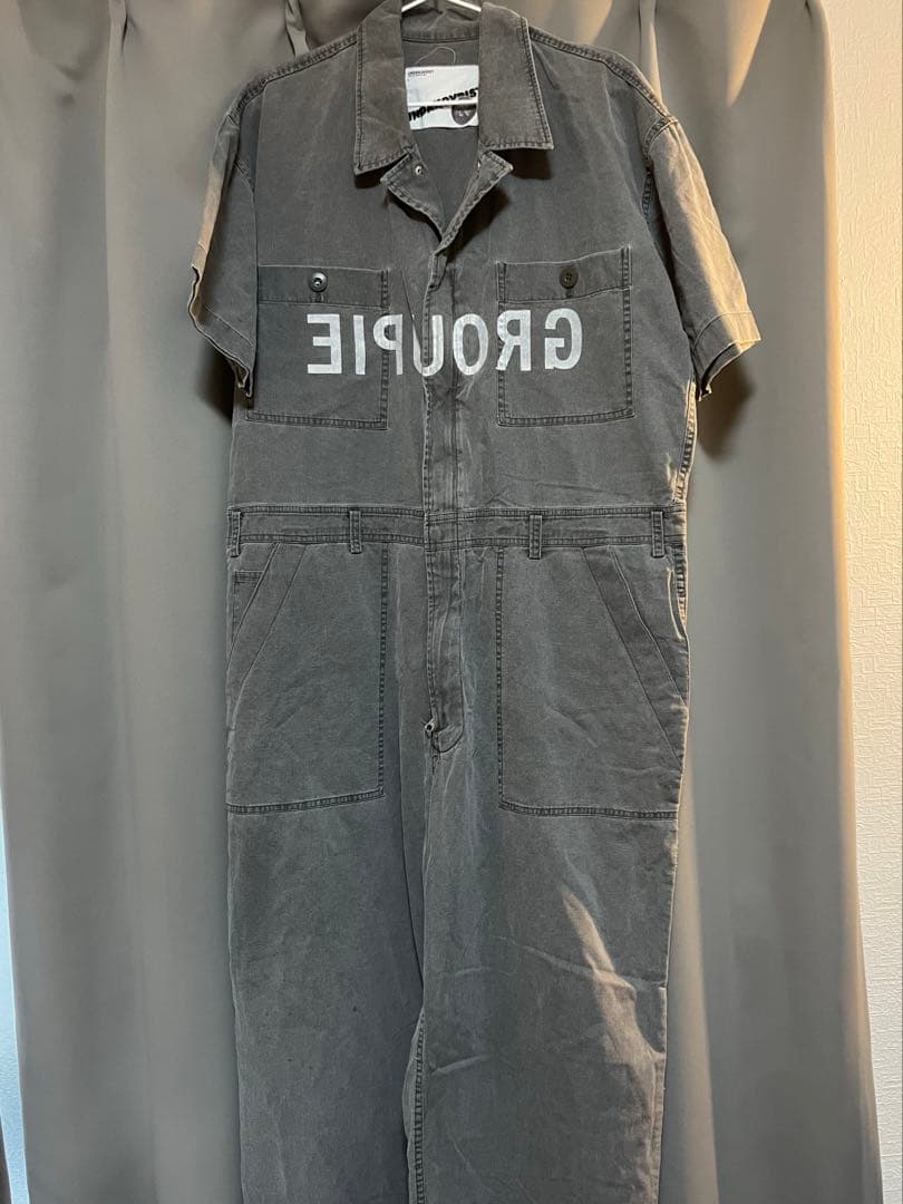 黒ジャケットとグレーオーバーオールセット