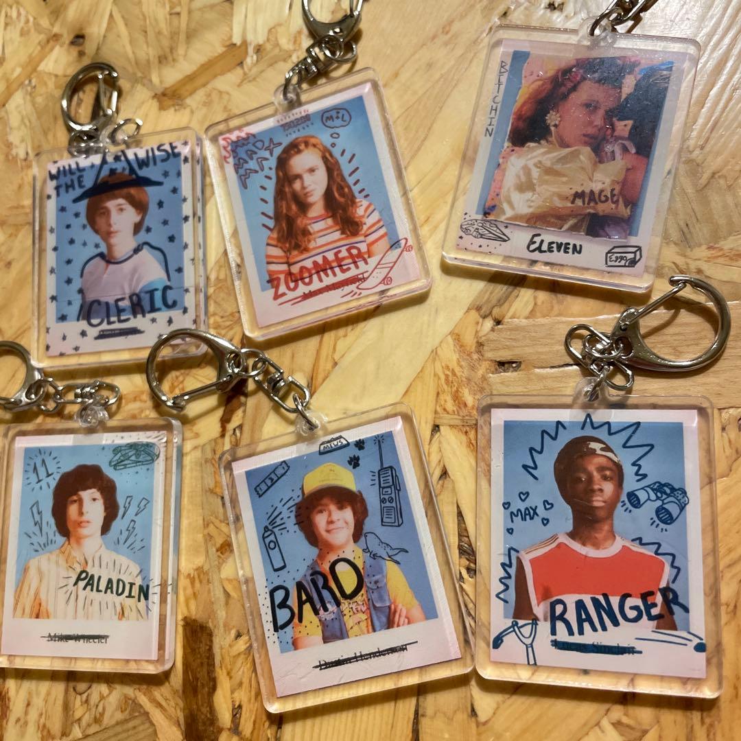 ストレンジャーシングス 落書きデザインキーホルダー ステッカー付き