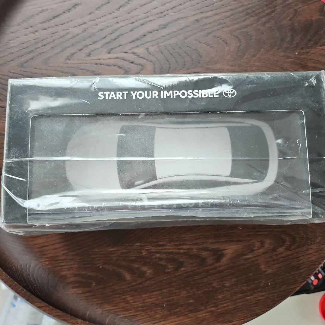 CROWNクロスオーバー　プレシャスホワイトパール　30分1モデルミニカー