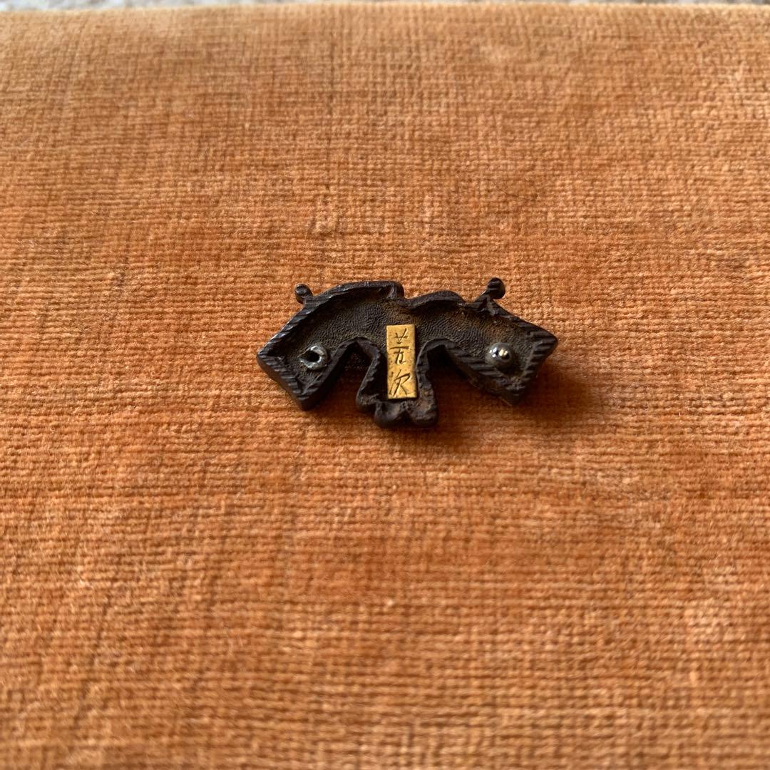 前金具 煙草入れ 金工 在銘 芳次 旭日旗 鳥 八咫烏 旭日旗