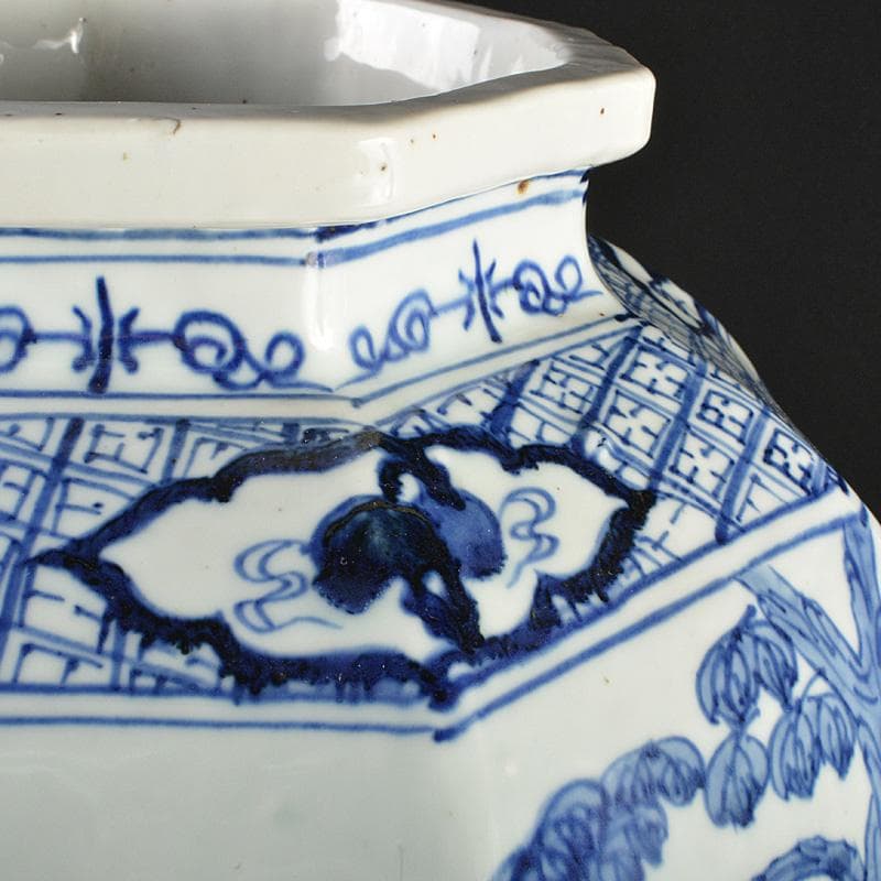 中国 景徳鎮製款 青花 神獣花文 八角面取瓶 高さ約48cm V R7338F