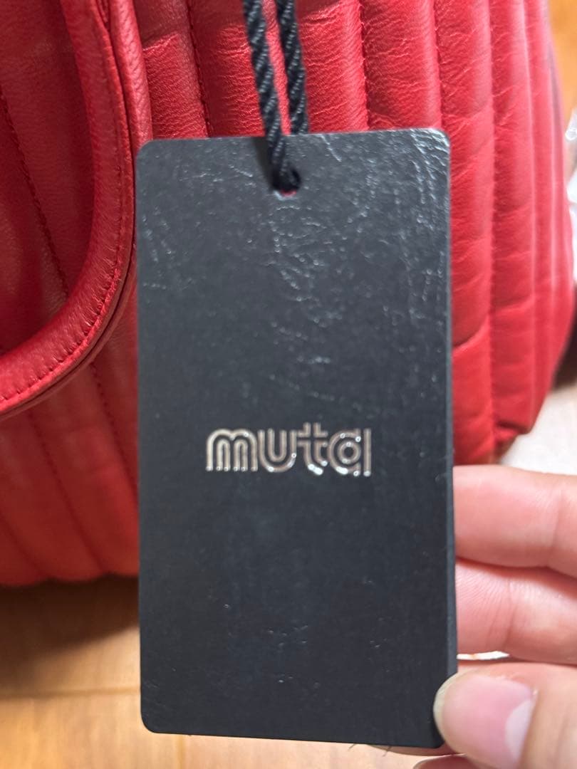 ムータ　赤 ショルダーバッグ